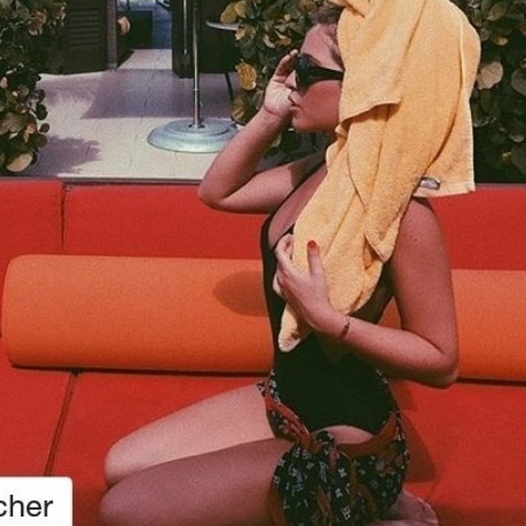 Black scoop back bathing suite - Picture 3 of 3